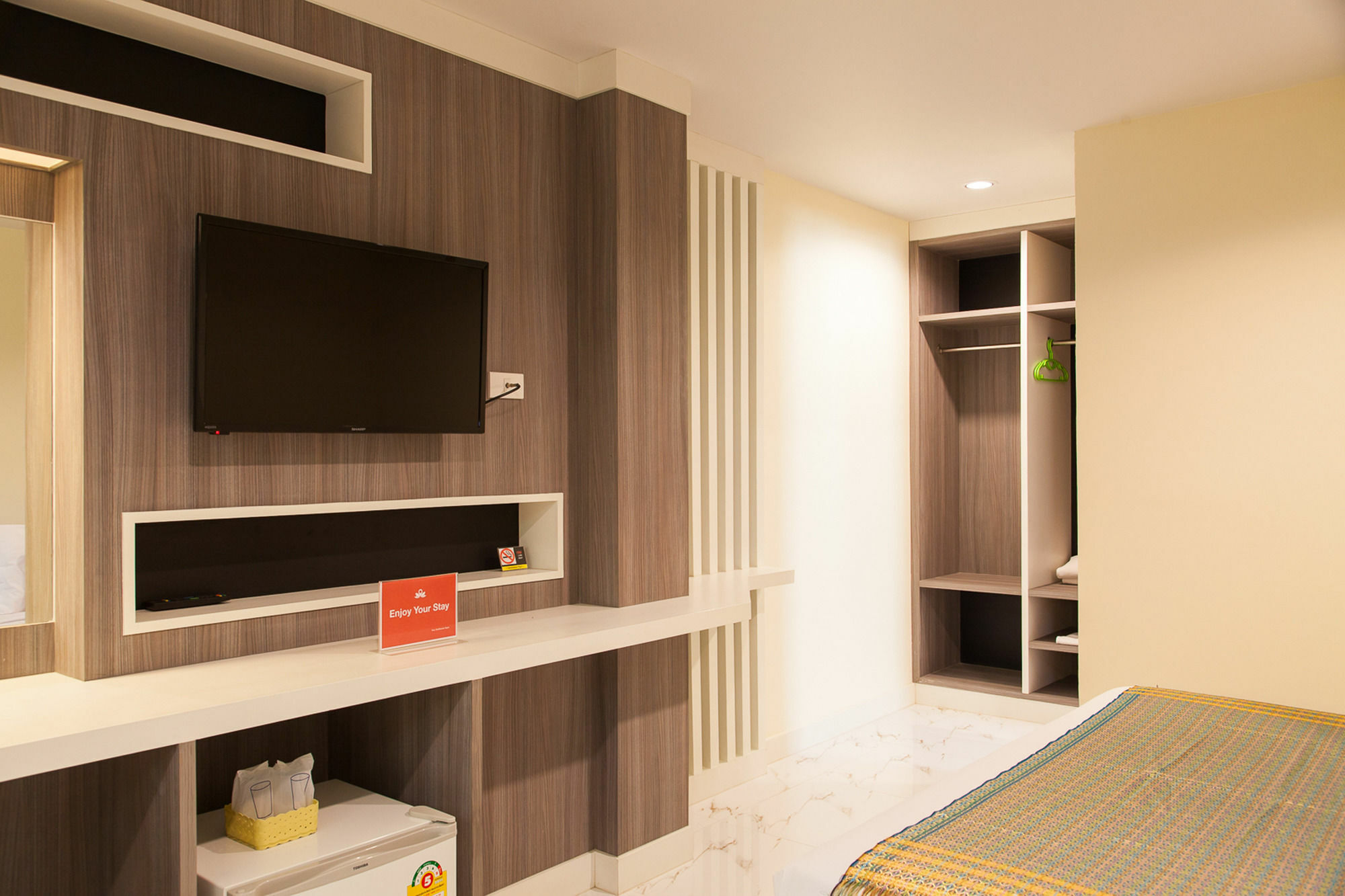 Zen Rooms Samsen 3 Banguecoque Exterior foto